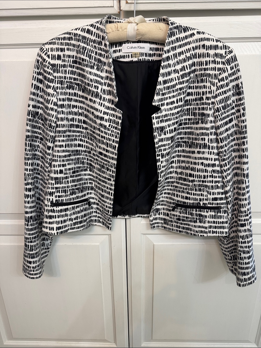 Calvin Klein Black and White Cropped Patterned Open Front Blazer. Size 14